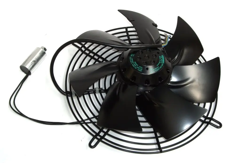 Daikin Ventilator mit einem schwarzen Metallgitter und mehreren rotierenden Blättern, verbunden mit einem elektrischen Motor.